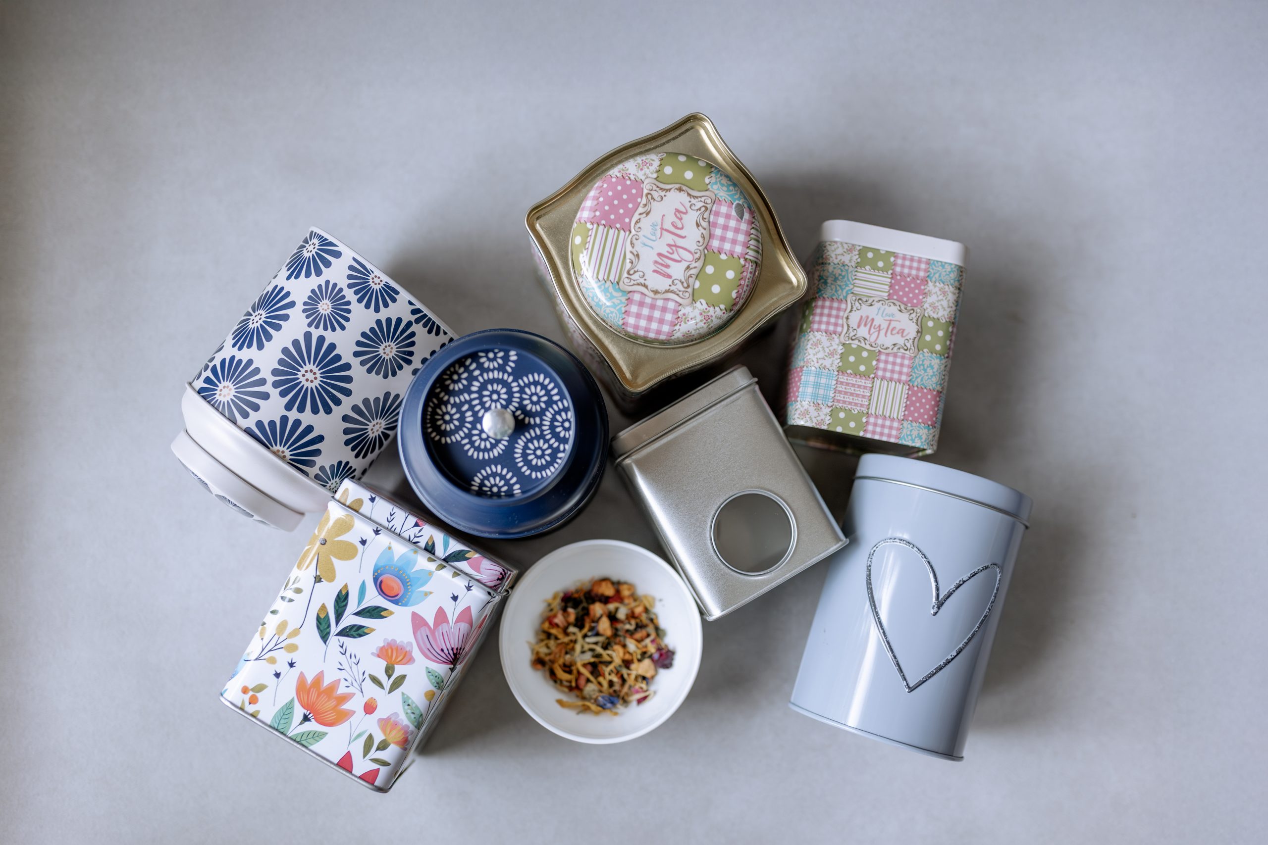 Teedosen in verschiedenen Größen und Dekors
