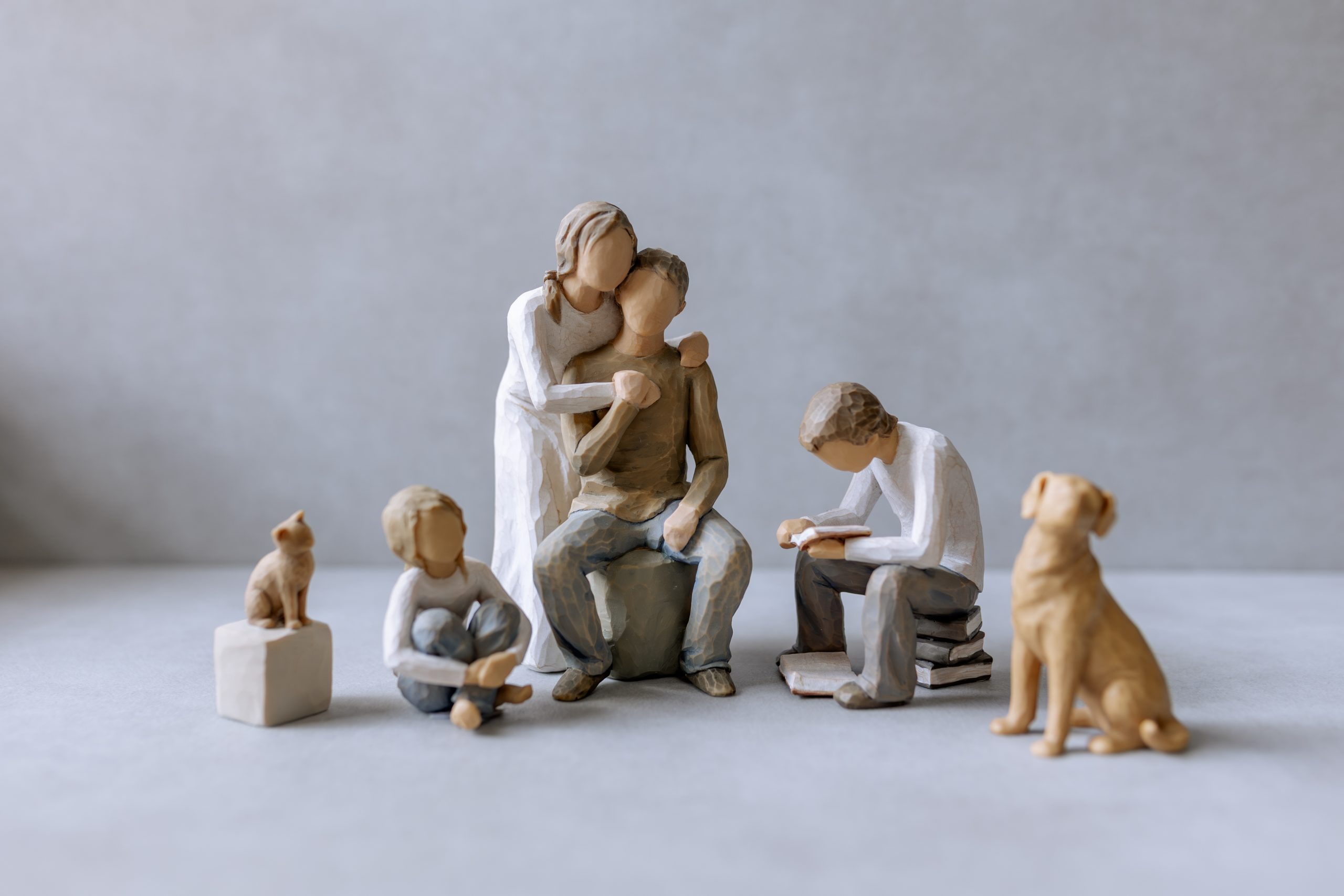 Willow Tree Figuren aus Holz die familiäre Szenen mit Eltern, Kindern, Männern und Frauen darstellen