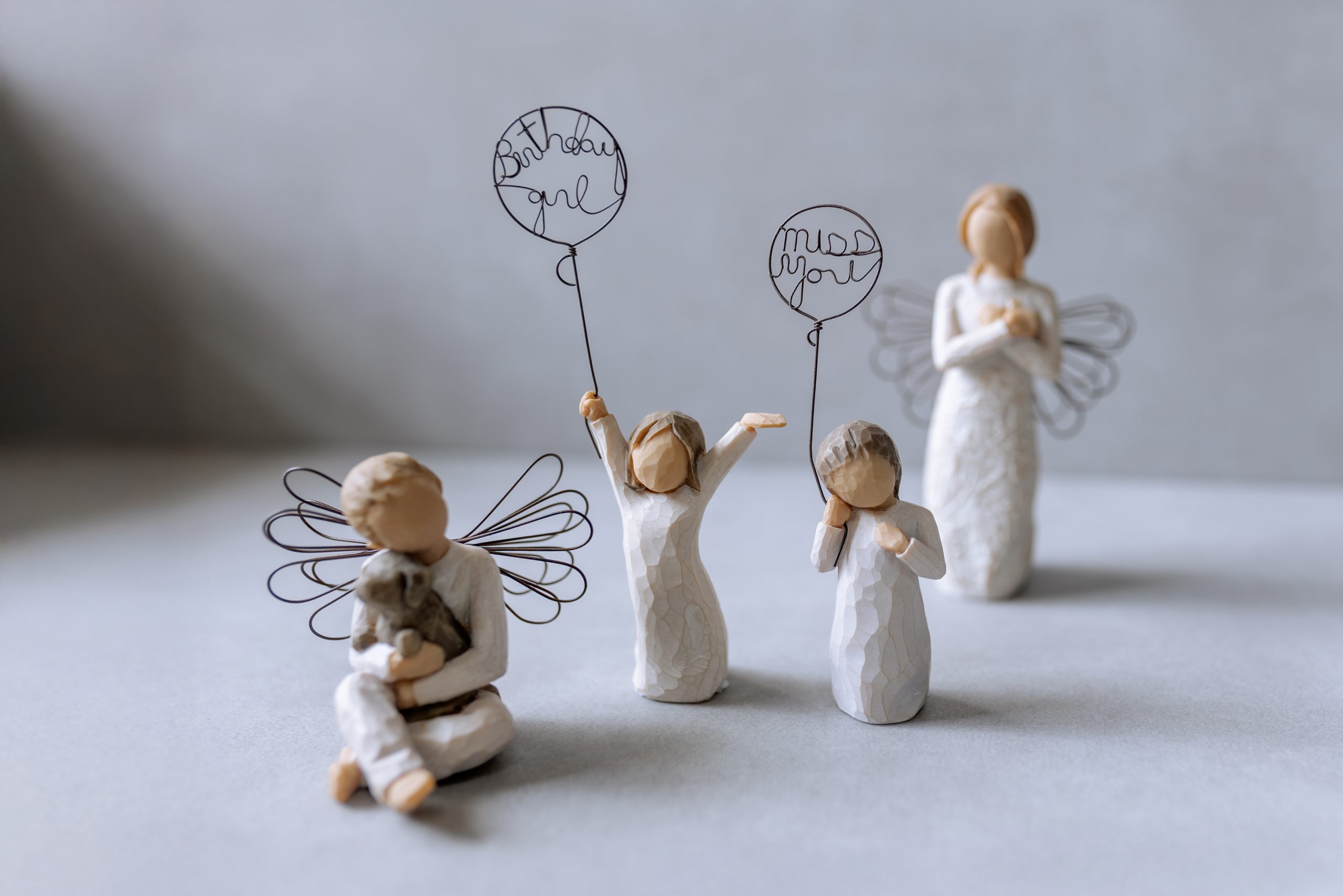 Willow Tree Figuren aus Holz die familiäre Szenen mit Eltern, Kindern, Männern und Frauen darstellen