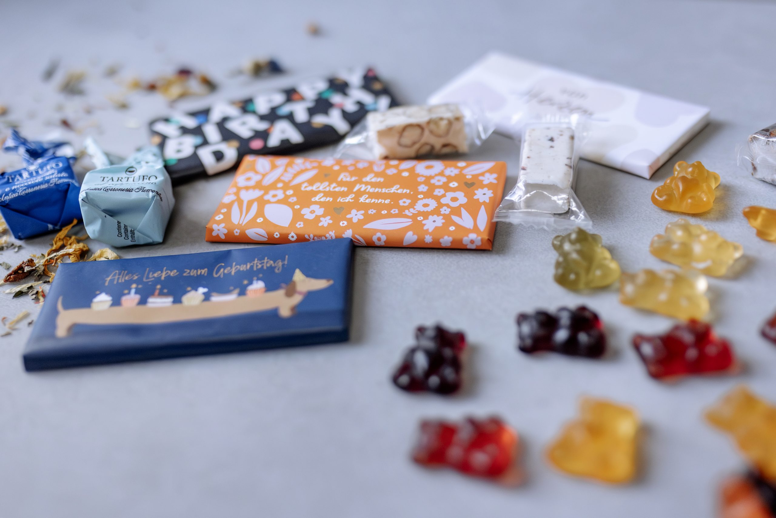 Erlesene Süßigkeiten in einem schönen Licht auf einer schönen Schale